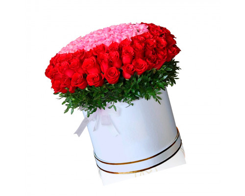 Букет из 101 красной и розовой розы в шляпной коробке