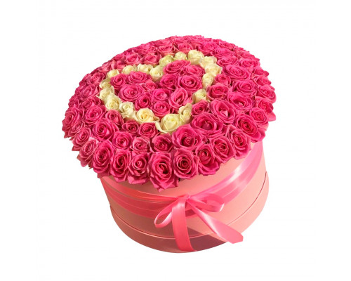 Букет из 101 розовой и белой розы в шляпной коробке