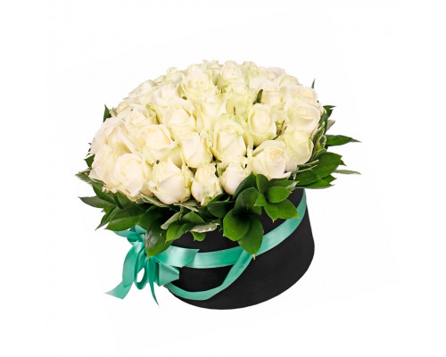 Букет из 35 белых роз в шляпной коробке